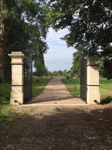 Neuvy-au-Houlme Le Manoir Du Ribardon Bed & Breakfast エクステリア 写真
